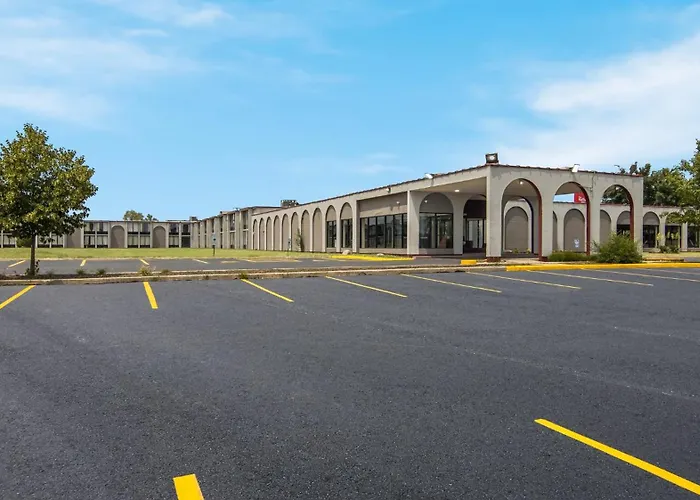 Red Roof & Conference Center Chicago - Aurora Fox Valley Hotel 2*